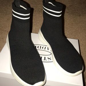 Soft, sporty pull on sneakers Women’s size 9